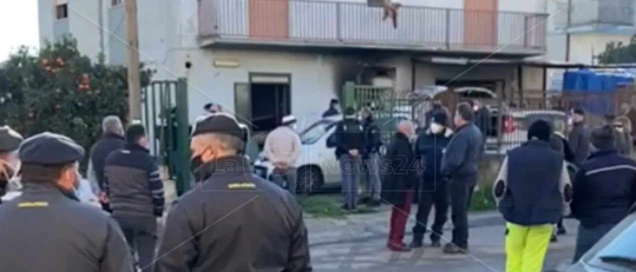 Corigliano-Rossano, incendio coinvolge palazzina in passato occupata da migranti