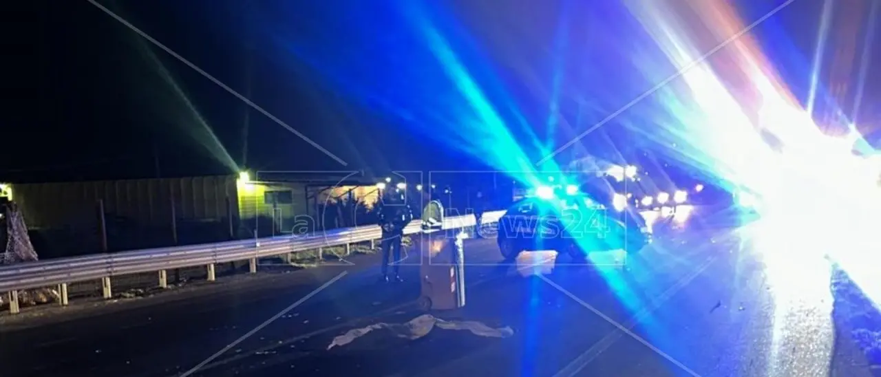Incidente mortale sulla statale 106: la vittima è stata investita da due auto, non ci sarà autopsia