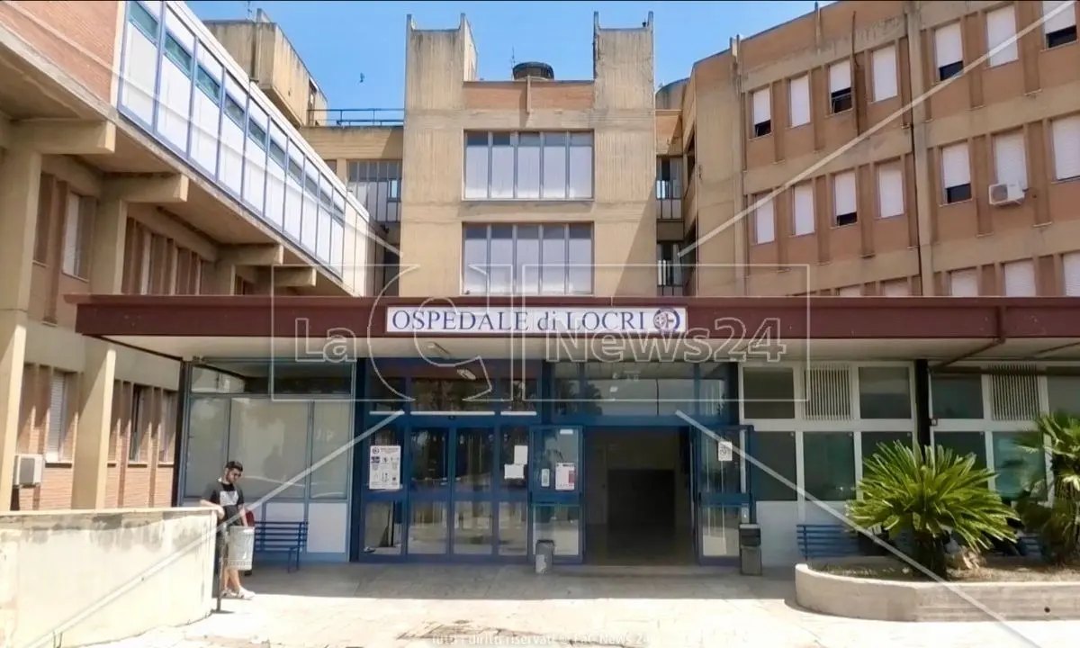 Il reparto di Gastroenterologia chiuso e il ricovero in Chirurgia, le ultime ore del 24enne morto all’ospedale di Locri