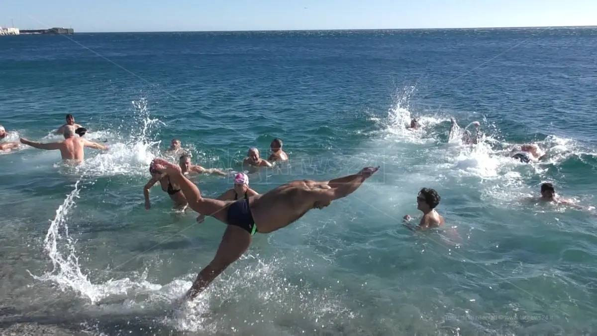 A Falerna il tuffo solidale di inizio anno con l’associazione Lucky Friends