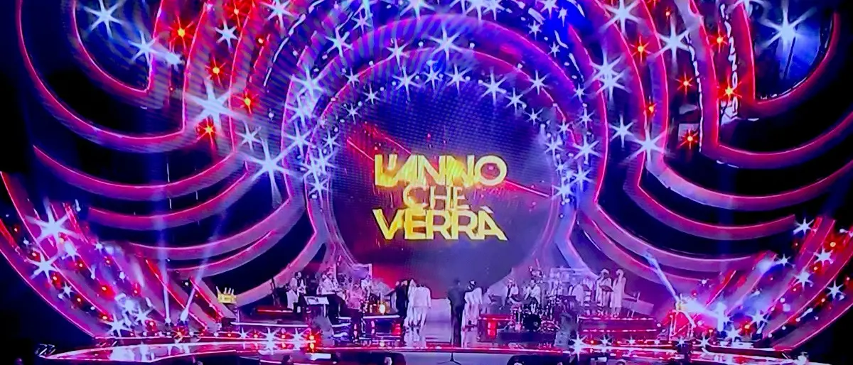 Capodanno Rai, il 2024 inizia dalla Calabria: la piazza del concerto canta Rino Gaetano e il cielo è sempre più… a Sud