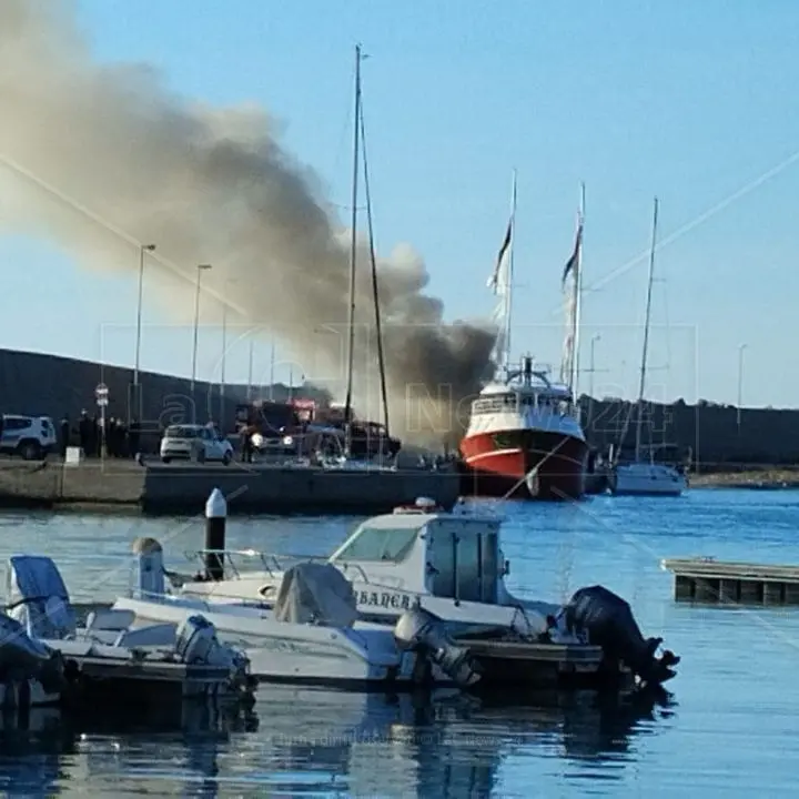 Roccella Marina, a fuoco un barcone utilizzato in passato dai migranti e ancorato nel porto