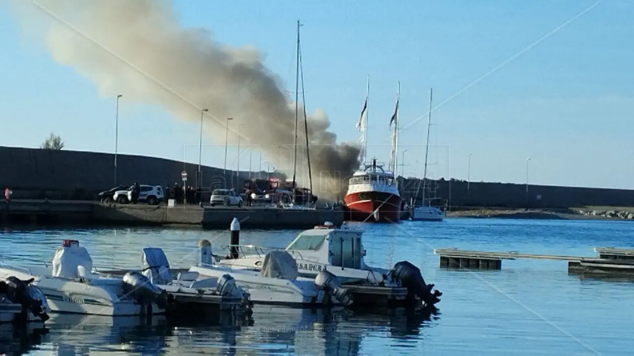 Roccella Marina, a fuoco un barcone utilizzato in passato dai migranti e ancorato nel porto