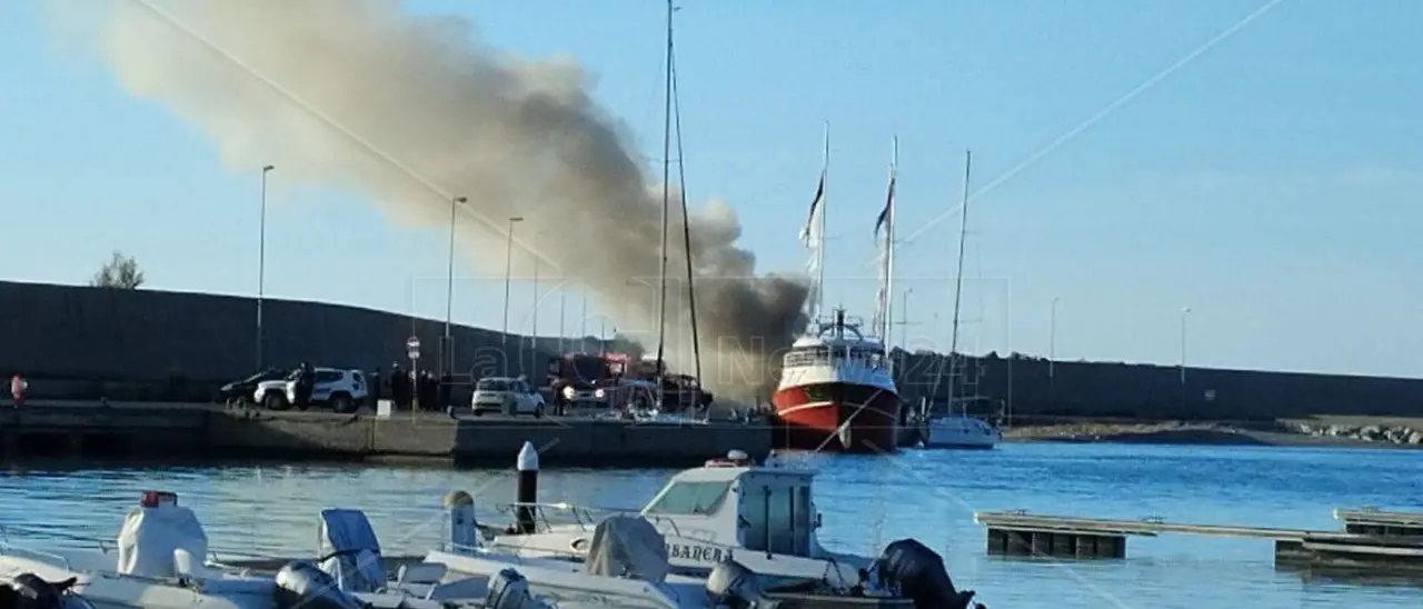 Roccella Marina, a fuoco un barcone utilizzato in passato dai migranti e ancorato nel porto