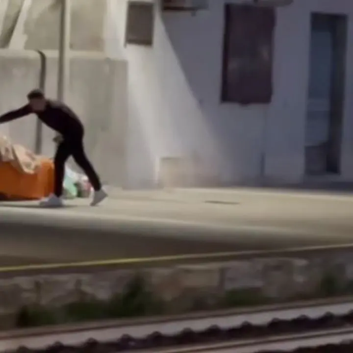 Gettano acqua addosso a un senzatetto a Bovalino, i volontari di Auser: «È spaventato, istituzioni intervengano»