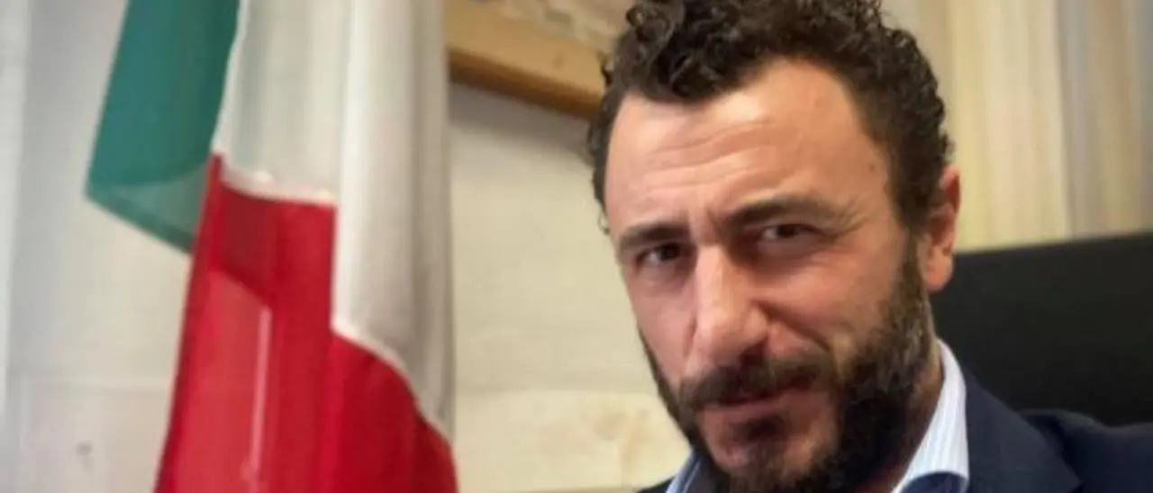 Il deputato pistolero è indagato per lesioni aggravate. Pozzolo usa l’immunità per evitare il sequestro degli abiti