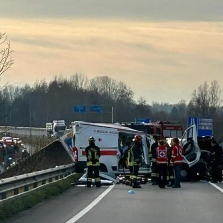 Incidente in Friuli: scontro tra un’ambulanza, un tir e un suv. Tre morti tra cui un camionista calabrese
