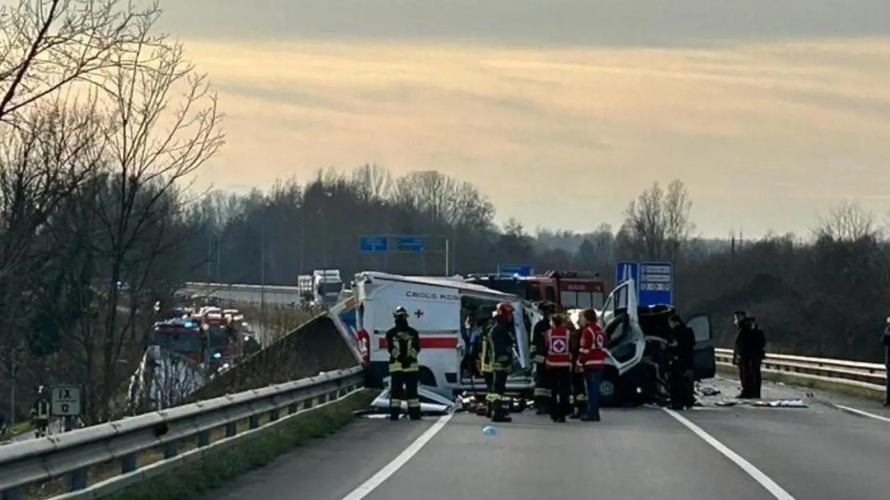 Incidente in Friuli: scontro tra un’ambulanza, un tir e un suv. Tre morti tra cui un camionista calabrese