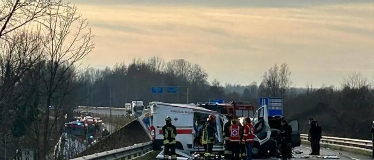 Incidente in Friuli: scontro tra un’ambulanza, un tir e un suv. Tre morti tra cui un camionista calabrese