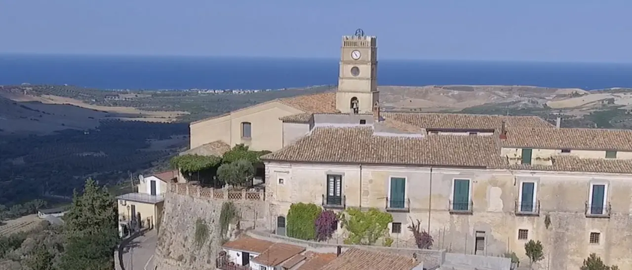 Sedicenne cade dal terzo piano di una palazzina a Crosia, la madre: «Un tragico e brutto incidente»