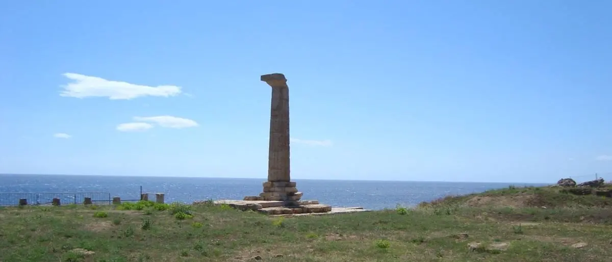 Italia Nostra: «Abbattere i manufatti abusivi nell’area di Capo Colonna»