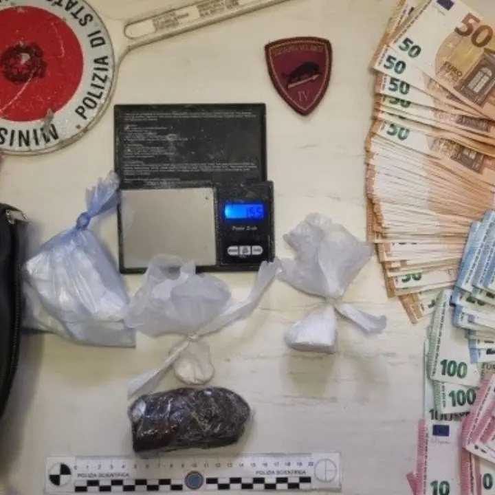 Crotone, sequestrate cocaina e hashish nel quartiere Acquabona: arrestato un 29enne
