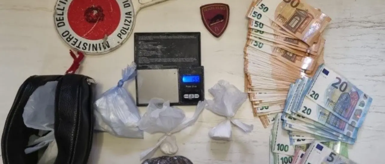 Crotone, sequestrate cocaina e hashish nel quartiere Acquabona: arrestato un 29enne