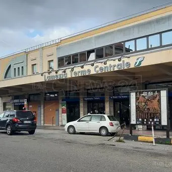 Lamezia, aggredisce poliziotto che tentava di bloccarlo dopo aver danneggiato un’auto: arrestato
