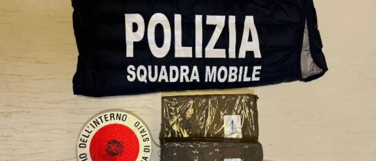 Crotone, trovati con un chilo di eroina in auto: arrestati marito e moglie