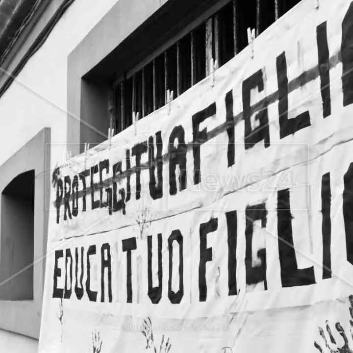 Affiggono uno striscione contro la violenza sulle donne, il Comune di Sant’Onofrio li multa