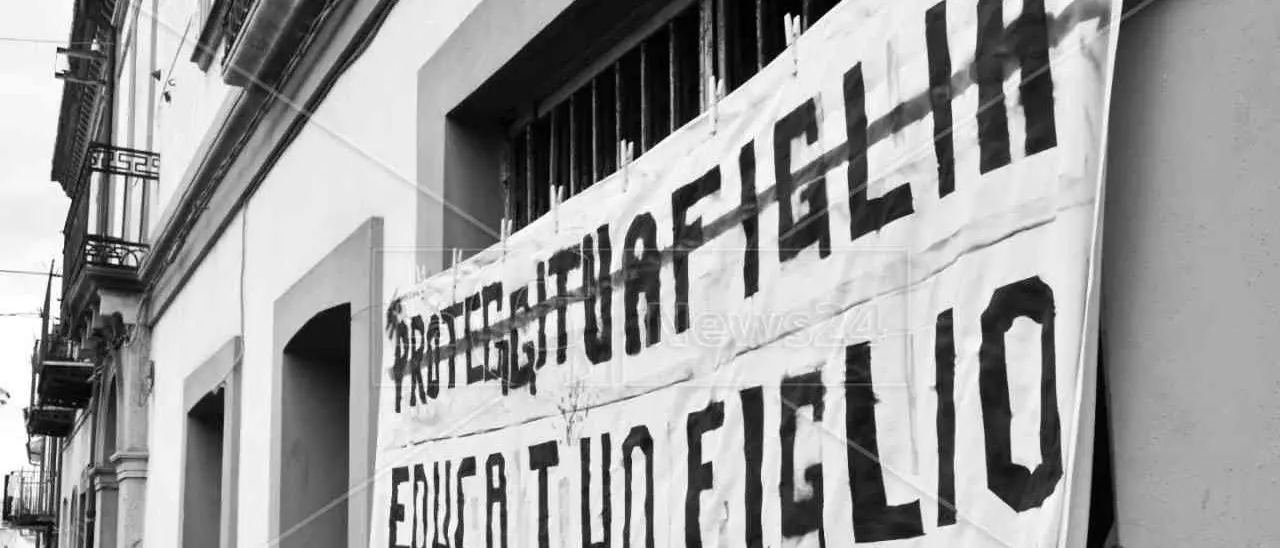 Affiggono uno striscione contro la violenza sulle donne, il Comune di Sant’Onofrio li multa