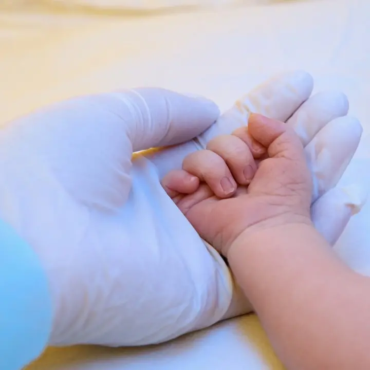 Raro trapianto di cuore parziale su un neonato, dopo un anno il bimbo sta bene e continua a crescere