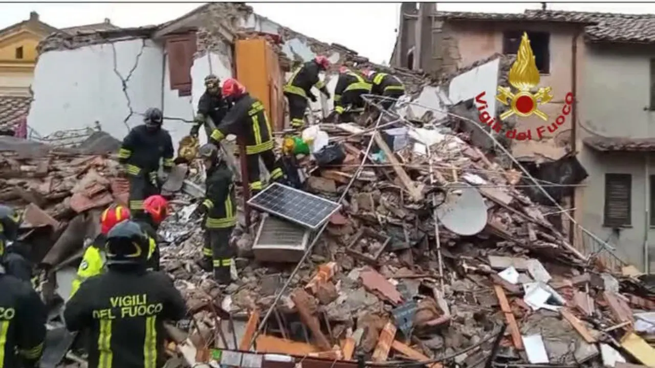 Crolla una palazzina vicino a Roma: tre i feriti estratti dalle macerie e portati in ospedale