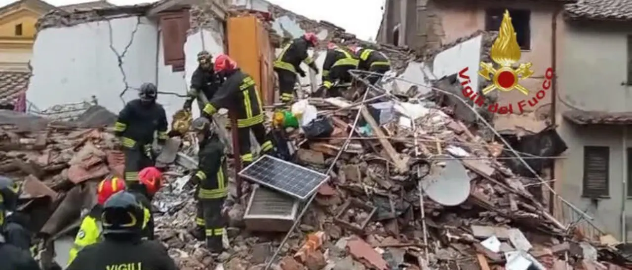 Crolla una palazzina vicino a Roma: tre i feriti estratti dalle macerie e portati in ospedale