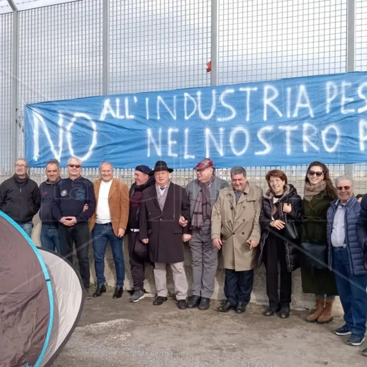 Corigliano Rossano, è iniziato il sit-in contro Baker Hughes: «No all’industria pesante nel porto»