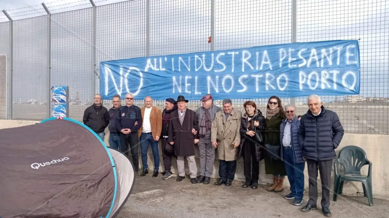 Corigliano Rossano, è iniziato il sit-in contro Baker Hughes: «No all’industria pesante nel porto»