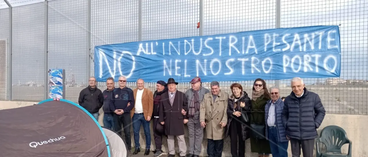 Corigliano Rossano, è iniziato il sit-in contro Baker Hughes: «No all’industria pesante nel porto»