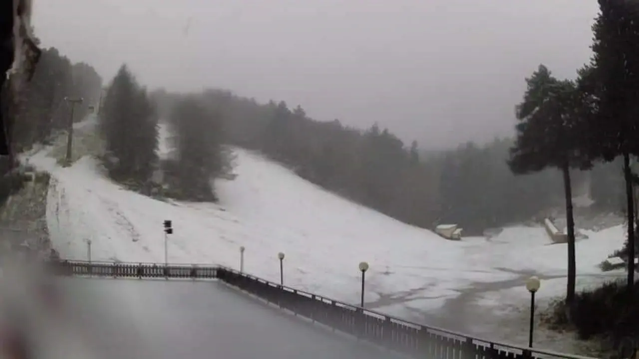 Il maltempo si abbatte sulla Calabria: nevica in Sila e Pollino, forte vento su tutta la regione con raffiche fino a 115 kmh