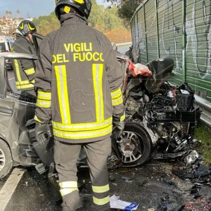 Quattro morti sulla 106: all’origine dell’incidente forse un sorpasso, attesa la decisione sull’autopsia