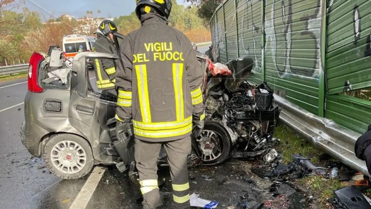 Quattro morti sulla 106: all’origine dell’incidente forse un sorpasso, attesa la decisione sull’autopsia