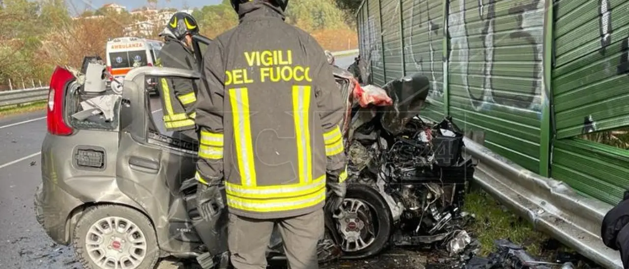 Quattro morti sulla 106: all’origine dell’incidente forse un sorpasso, attesa la decisione sull’autopsia