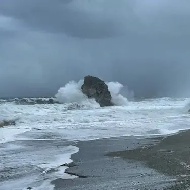 Maltempo in Calabria, le mareggiate sferzano il Tirreno: chiuse strade e lungomare. Circa 50 interventi dei vigili del fuoco