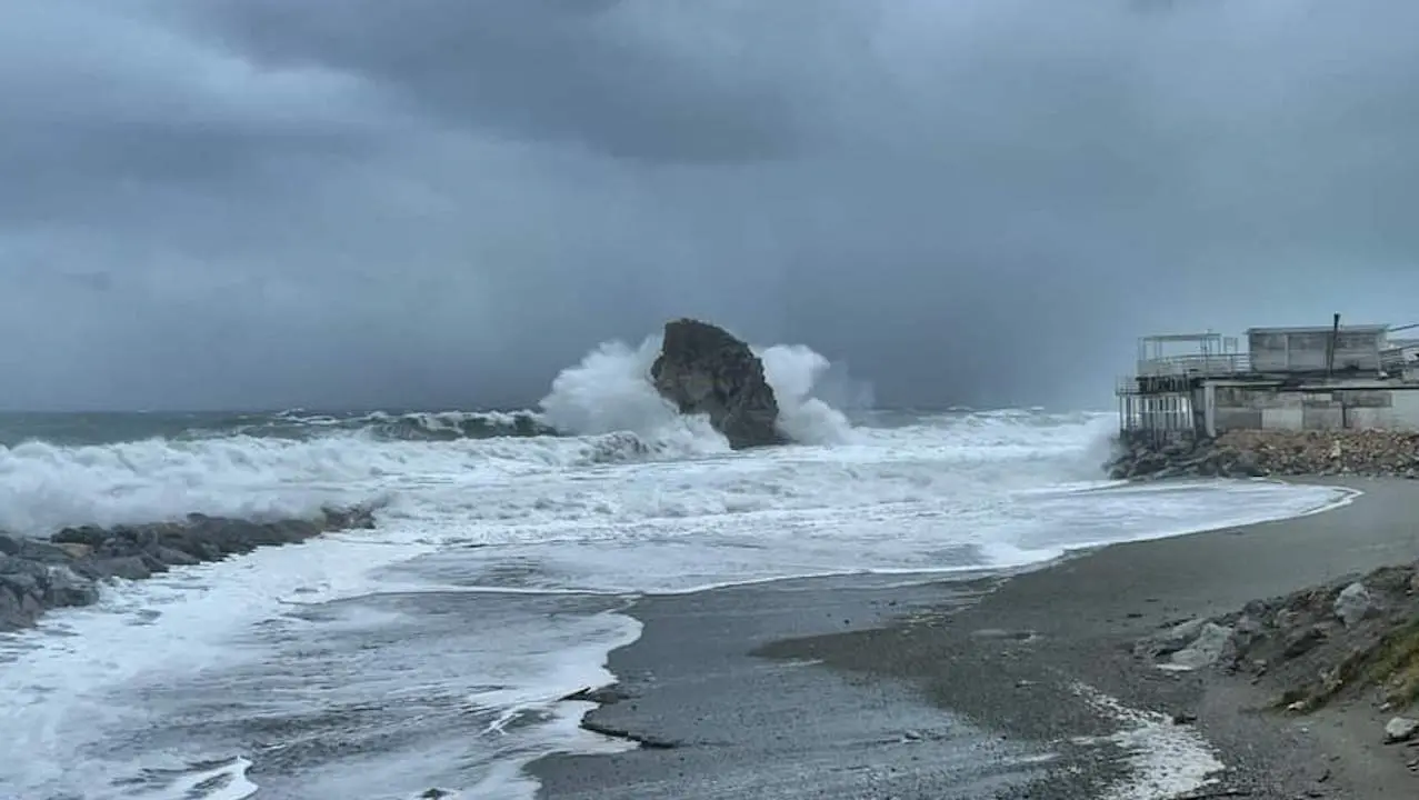 Maltempo in Calabria, le mareggiate sferzano il Tirreno: chiuse strade e lungomare. Circa 50 interventi dei vigili del fuoco