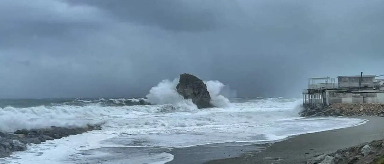Maltempo in Calabria, le mareggiate sferzano il Tirreno: chiuse strade e lungomare. Circa 50 interventi dei vigili del fuoco