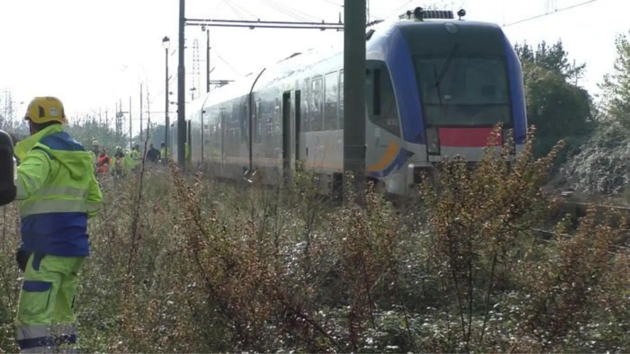 Incidente ferroviario a Roccella Ionica, due giovani investiti da un treno: salvi per miracolo