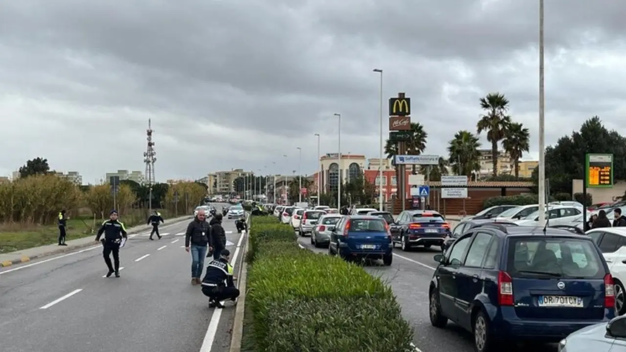 Travolto e ucciso da un’auto mentre attraversa la strada, muore un giovane a Cagliari