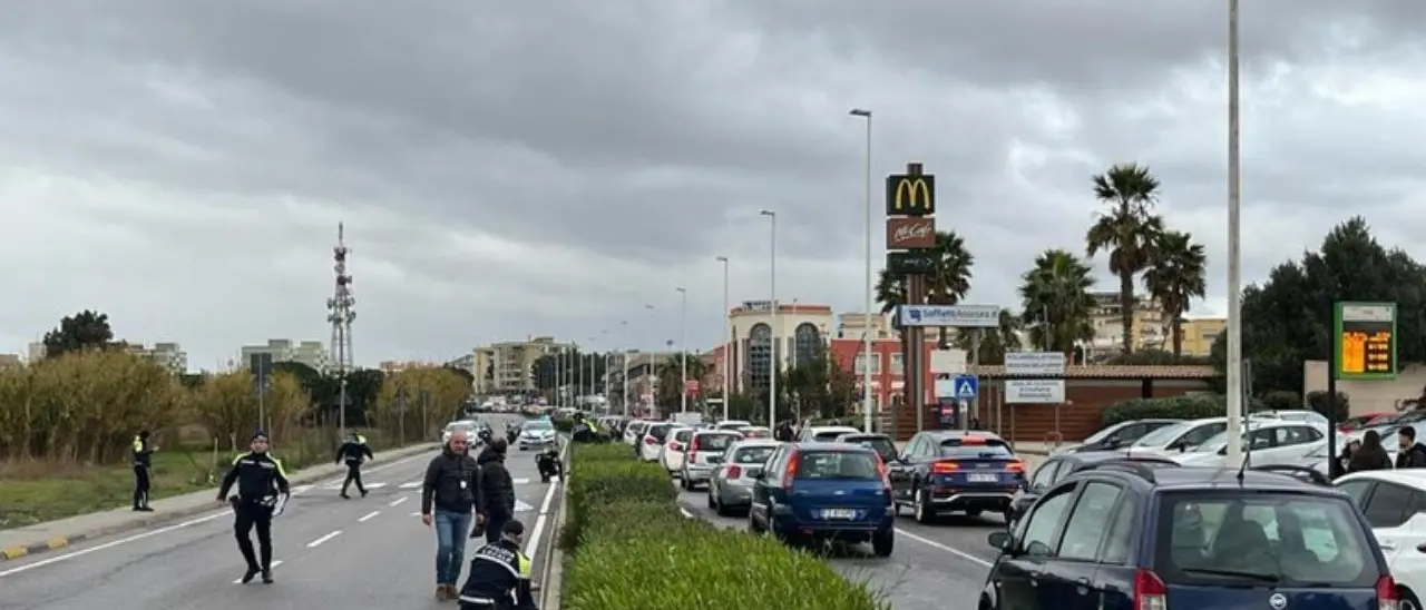 Travolto e ucciso da un’auto mentre attraversa la strada, muore un giovane a Cagliari