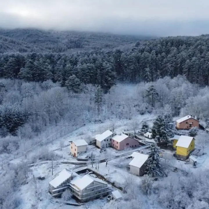 La neve rende magica la Sila ma non mancano i disagi. Nel Cosentino crolla il muro di una scuola