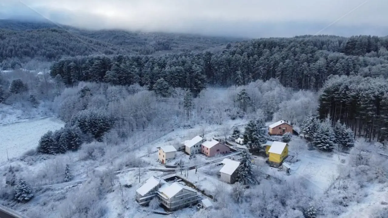 La neve rende magica la Sila ma non mancano i disagi. Nel Cosentino crolla il muro di una scuola