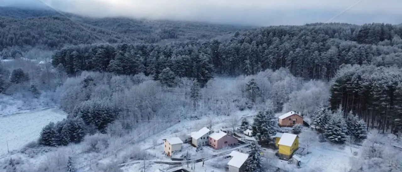 La neve rende magica la Sila ma non mancano i disagi. Nel Cosentino crolla il muro di una scuola