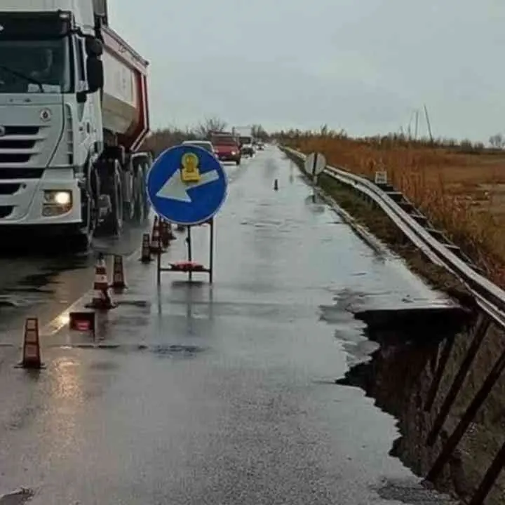 La pioggia erode l’asfalto sulla Statale 18, crolla un pezzo di strada ad Amantea