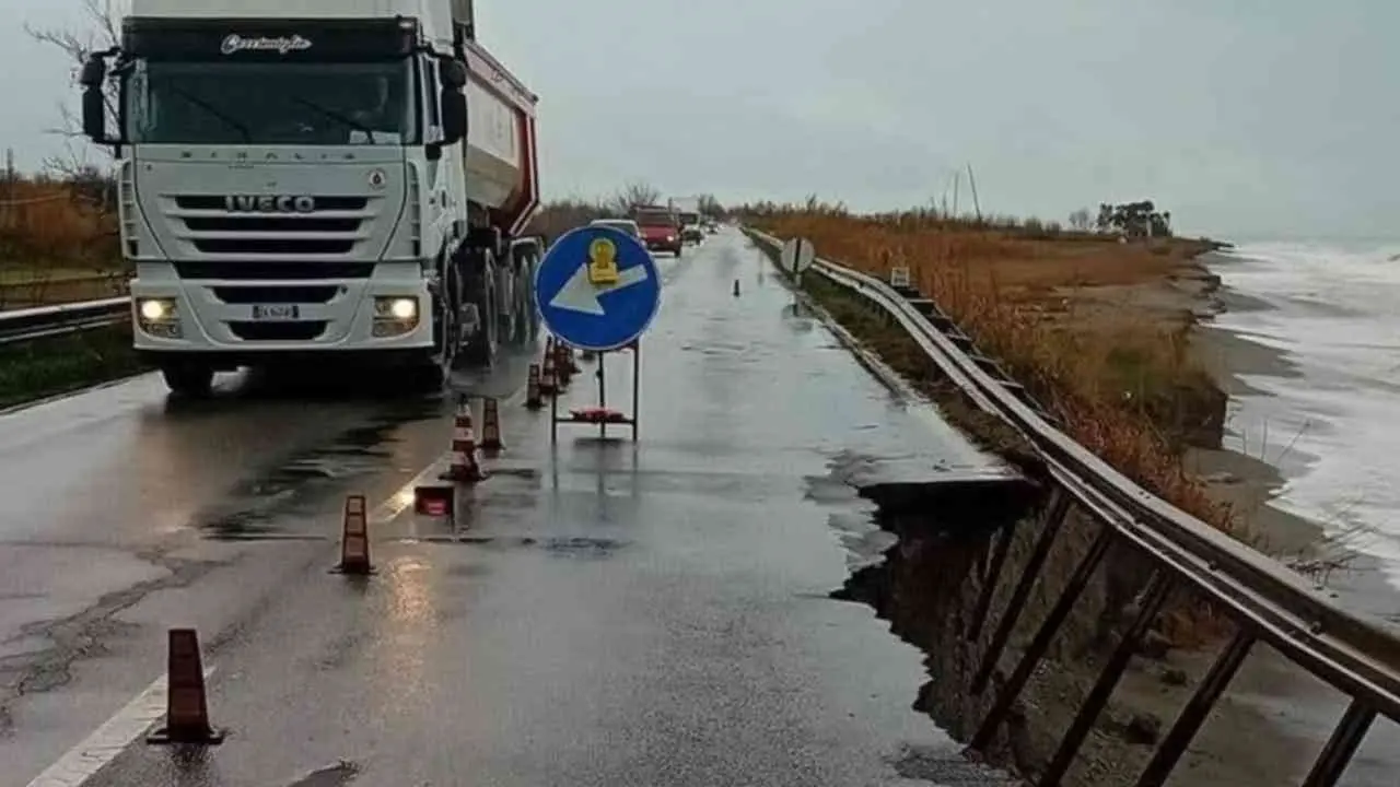 La pioggia erode l’asfalto sulla Statale 18, crolla un pezzo di strada ad Amantea