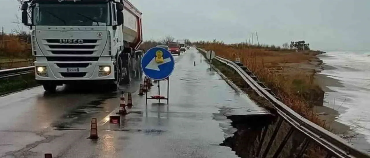 La pioggia erode l’asfalto sulla Statale 18, crolla un pezzo di strada ad Amantea