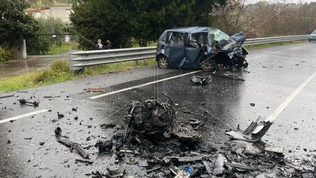 Incidente mortale sulla 106, la Procura di Catanzaro ha disposto l’autopsia sui corpi dei quattro giovani