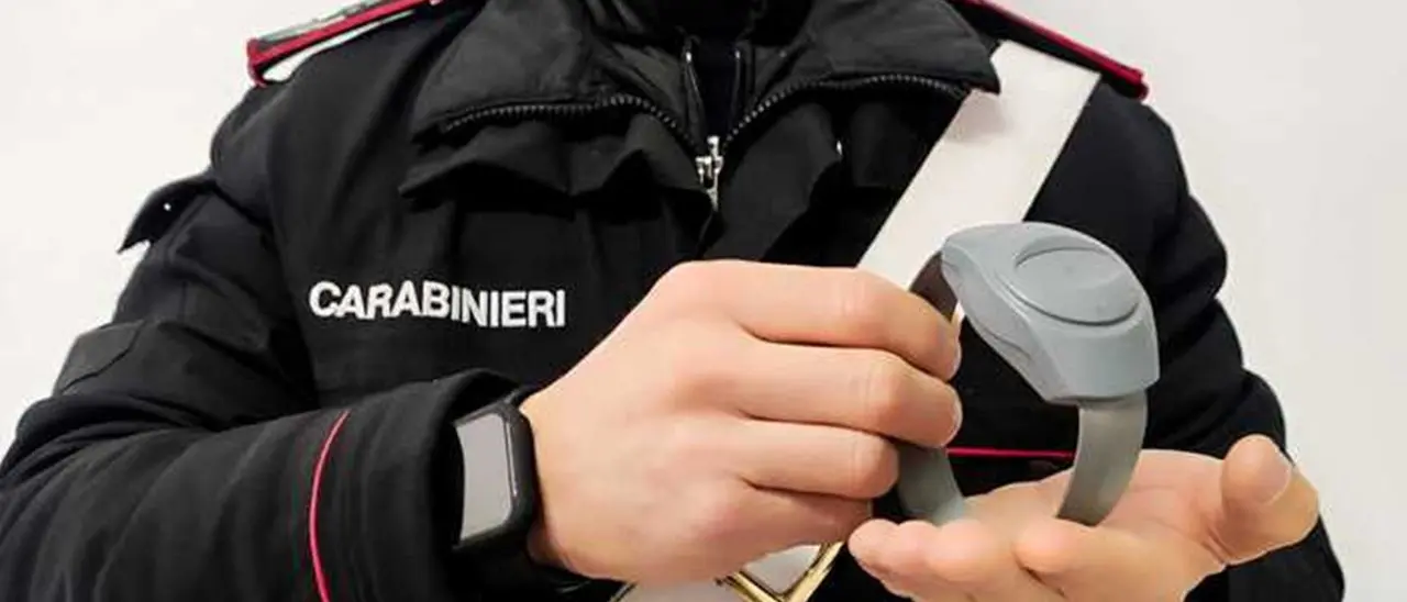 Da Roma alla Calabria per raggiungere la ex nonostante divieto di avvicinamento e braccialetto elettronico: arrestato