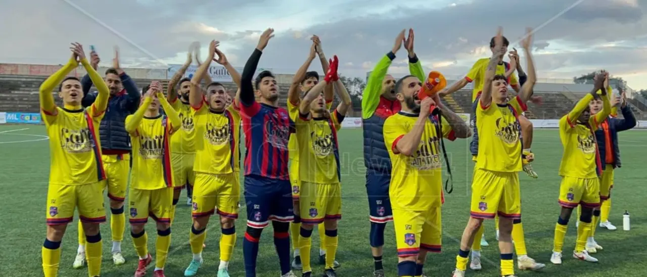 La Rossanese vola e il centrocampista Lorecchio si trasforma in capo-ultras: ecco il video