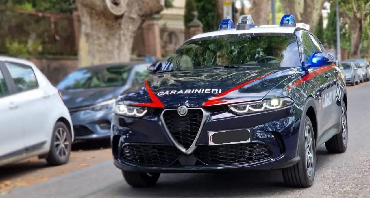 Corigliano Rossano, si ritrova i carabinieri in casa a caccia di droga: denunciato