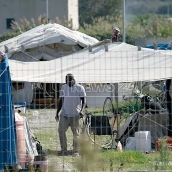 Degrado e abbandono nella baraccopoli dei migranti della Piana, Medu: «Spesi 5 milioni e mezzo per alloggi mai aperti»