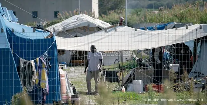 Degrado e abbandono nella baraccopoli dei migranti della Piana, Medu: «Spesi 5 milioni e mezzo per alloggi mai aperti»