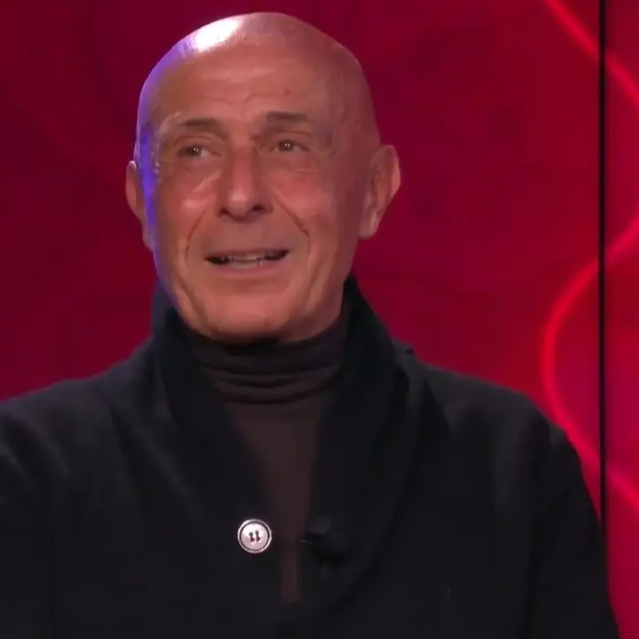 Un Minniti con i riccioli biondi e orgogliosamente comunista in una famiglia tutta di destra: ritratto inedito dell’ex ministro
